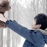 jelaskan cara memegang bola basket dengan dua tangan Cho Kyu-seong melakukannya dengan baik baik secara ofensif maupun defensif